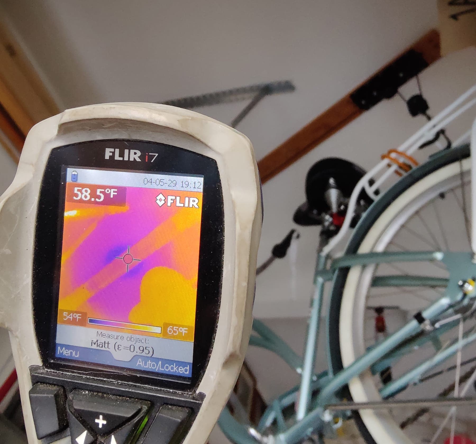 Thermal camera screen showing an interior leak scan.